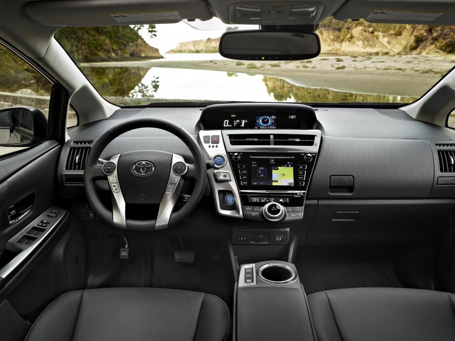  Toyota Prius v 2015 года  (фото 8 из 12)